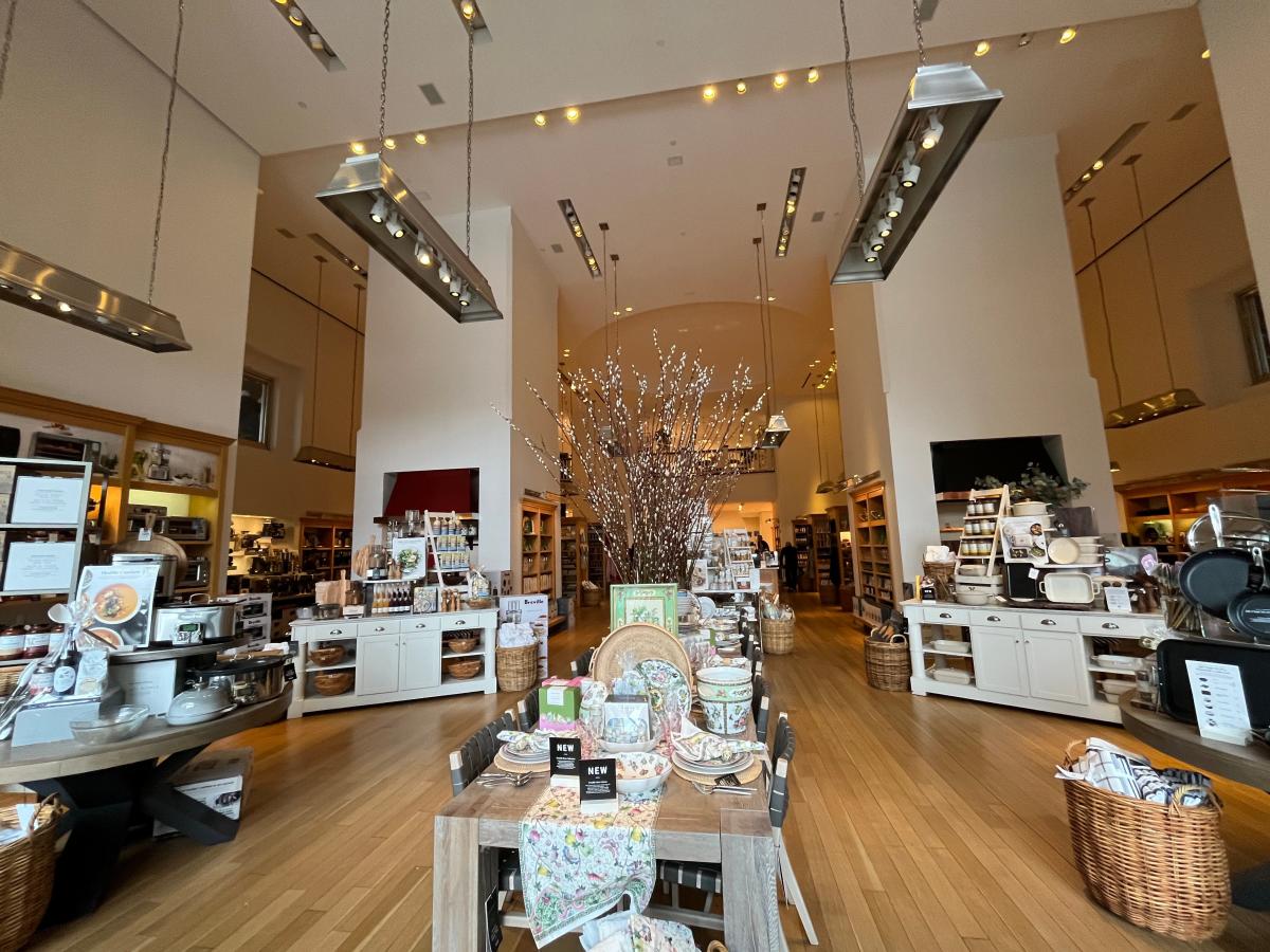 I visited Williams Sonoma and got a glimpse at why business is booming, from its free perks to high-end kitchen tools [Video]