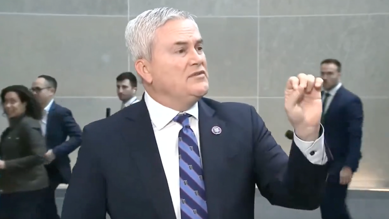 Rep. Comer tells NBC News reporter he should be on Bidens legal defense team in tense exchange [Video]