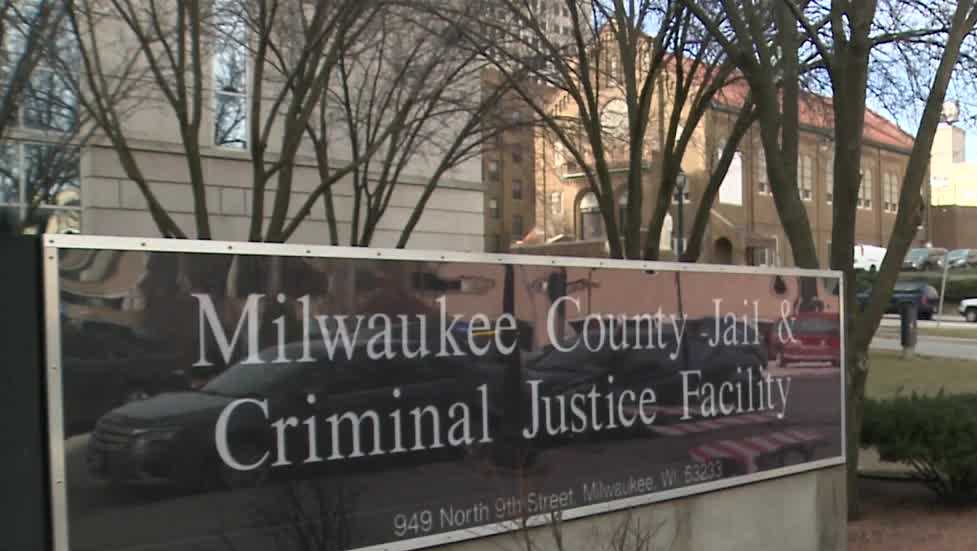 Milwaukee County jailer stabbed outside jail [Video]