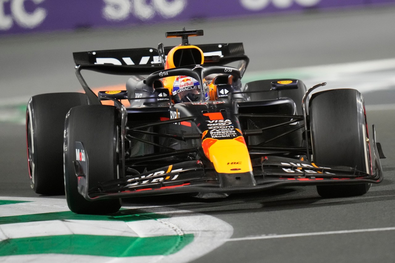 Max Verstappen cruises to victory at Saudi Arabian GP to extend dominant start to F1 title defense | KLRT [Video]
