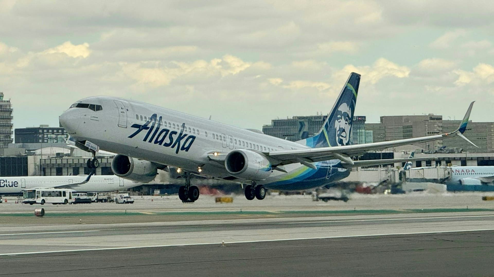DOJ opens investigation into Alaska Airlines incident of door panel blowing out midair, WSJ says [Video]