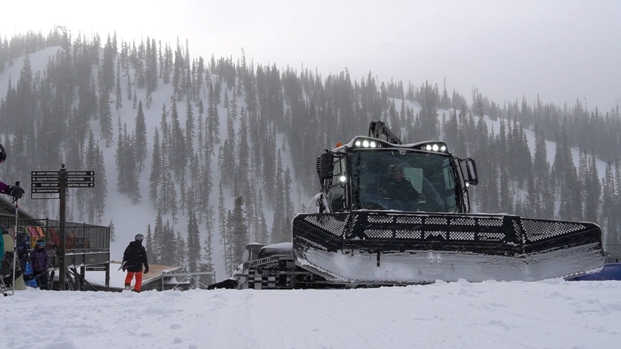 Smooth Skiing: The man on the snowcat [Video]