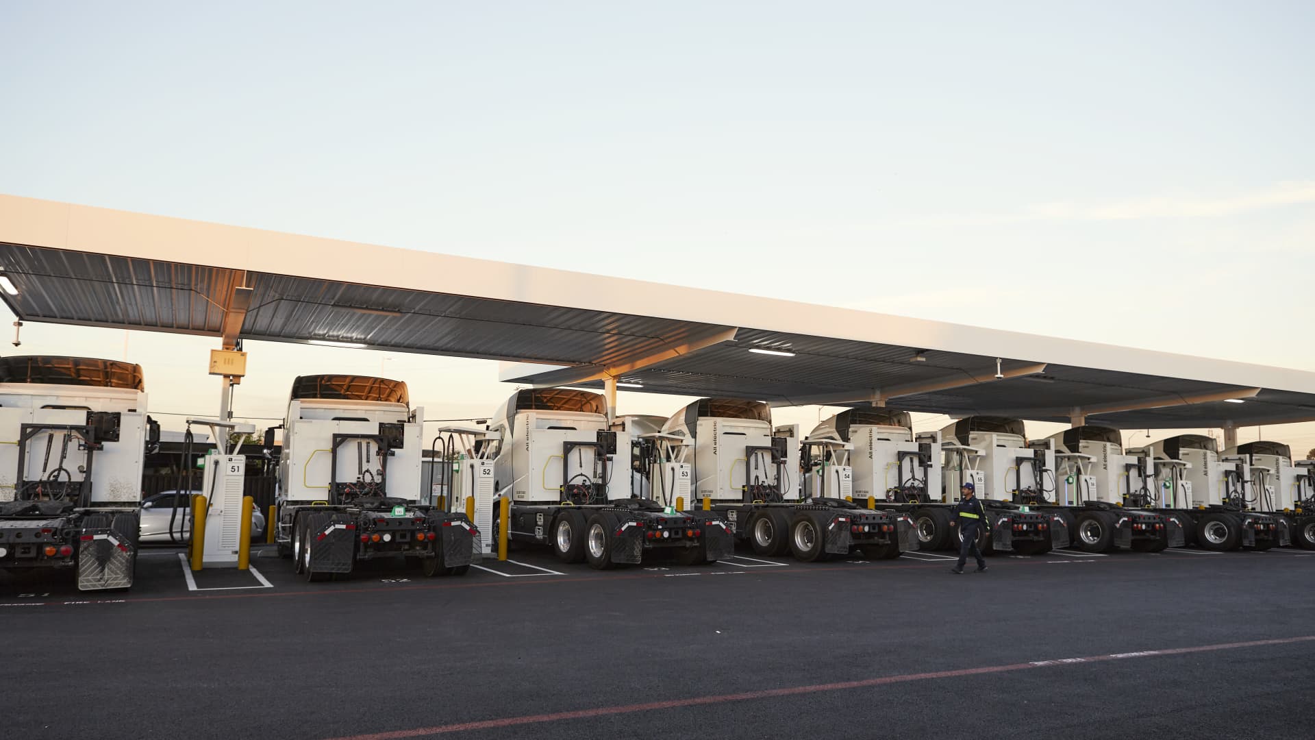 EV charging for the U.S. freight trucking market is starting to scale [Video]
