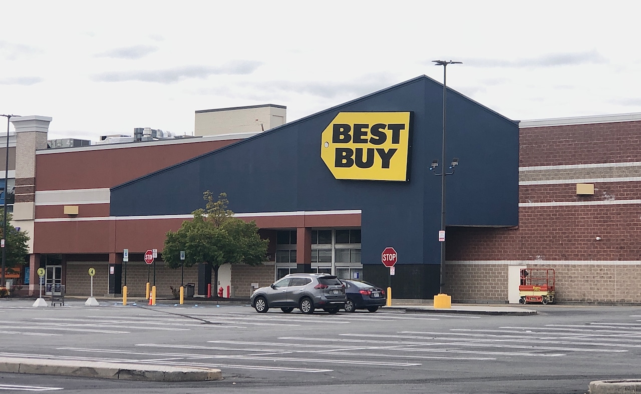 Best Buy closing about a dozen stores across the U.S. [Video]