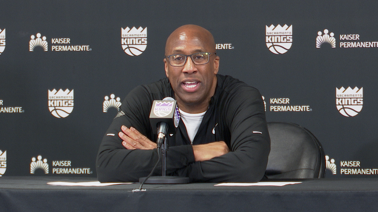Kings head coach Mike Brown honors Domantas Sabonis’ milestone after 108-96 win over 76ers [Video]