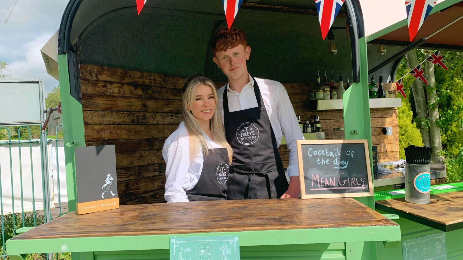 I’m a teacher, 23 & transformed an 800 horsebox into a bar business with DIY, I do weddings on weekends for extra cash [Video]