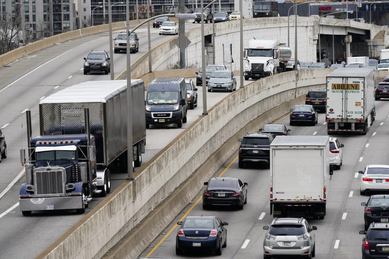 EPA sets strict new emissions standards on heavy-duty vehicles [Video]