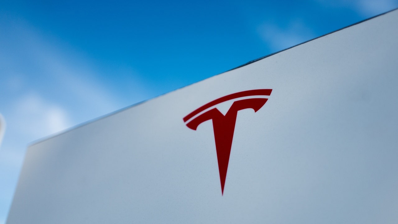 Tesla settles lawsuit over Autopilot crash that left Apple engineer dead [Video]