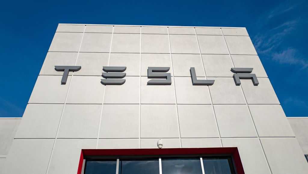 Tesla settles lawsuit over man’s death in crash involving semi-autonomous driving software [Video]