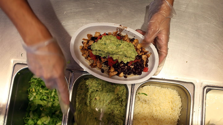 Chipotle customer upset over guacamole amount shot employee | News [Video]