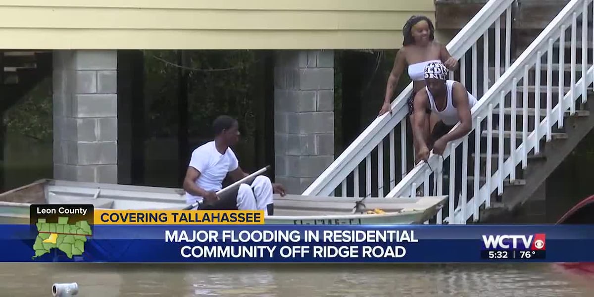Tallahassee family canoes through street after floodwaters trap home [Video]