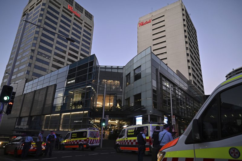 Chaos at a Sydney mall as 6 people stabbed to death, and the suspect fatally shot [Video]