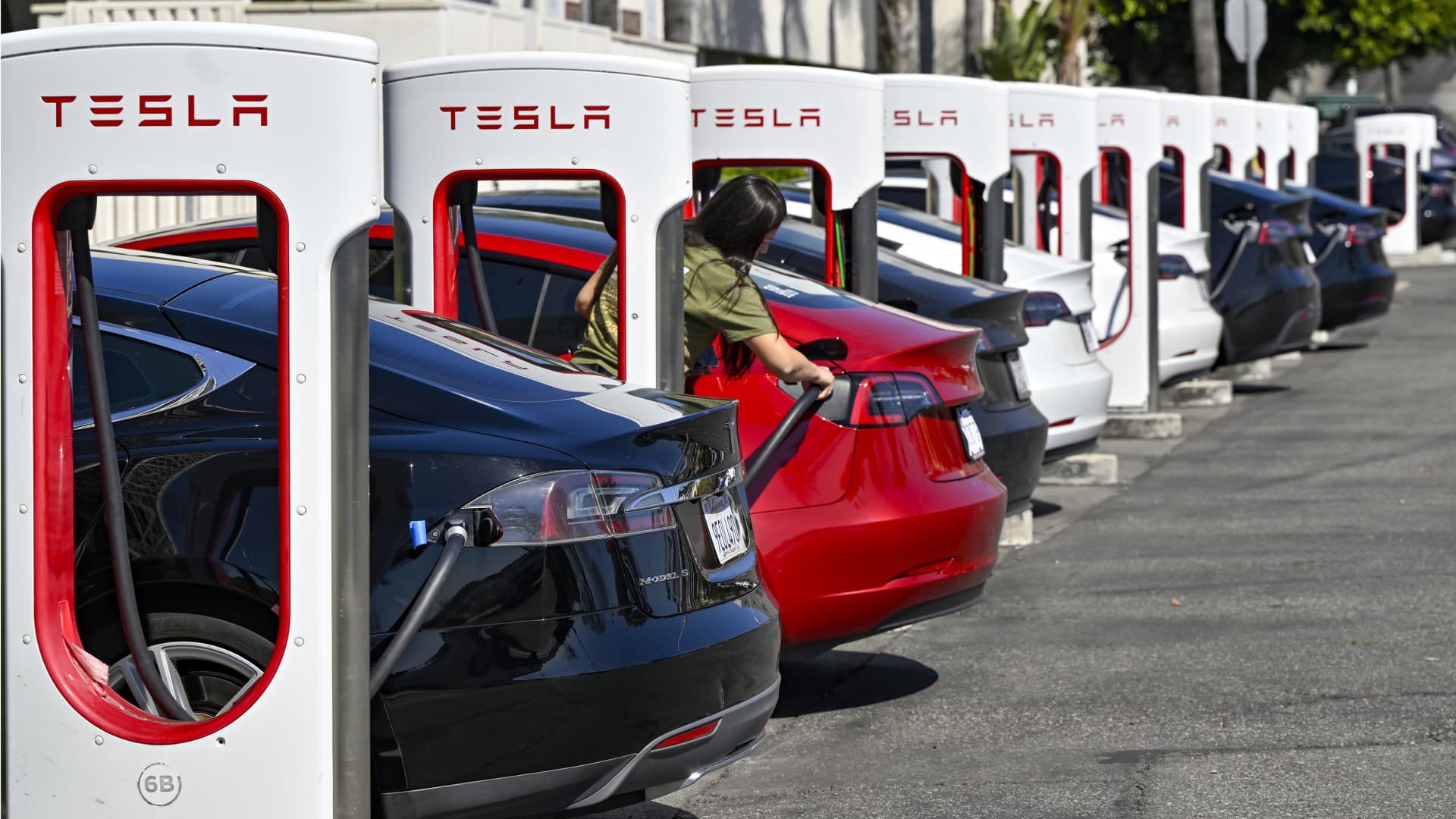Why so many electric vehicle startups fail [Video]