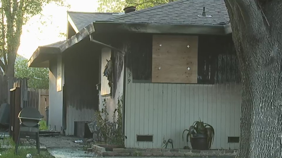 Man barricaded in South Sacramento home dies after setting it on fire [Video]