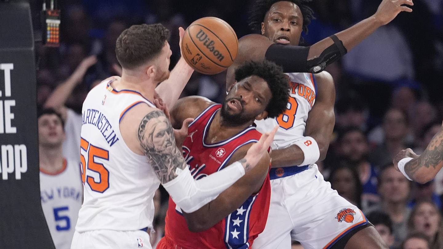 76ers’ Joel Embiid returns for 2nd half after appearing to reinjure knee in Game 1 vs Knicks  WSOC TV [Video]