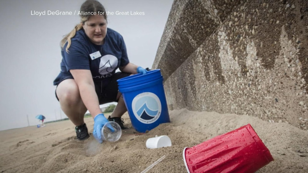 Video Earth Day volunteers help clean up the planet [Video]