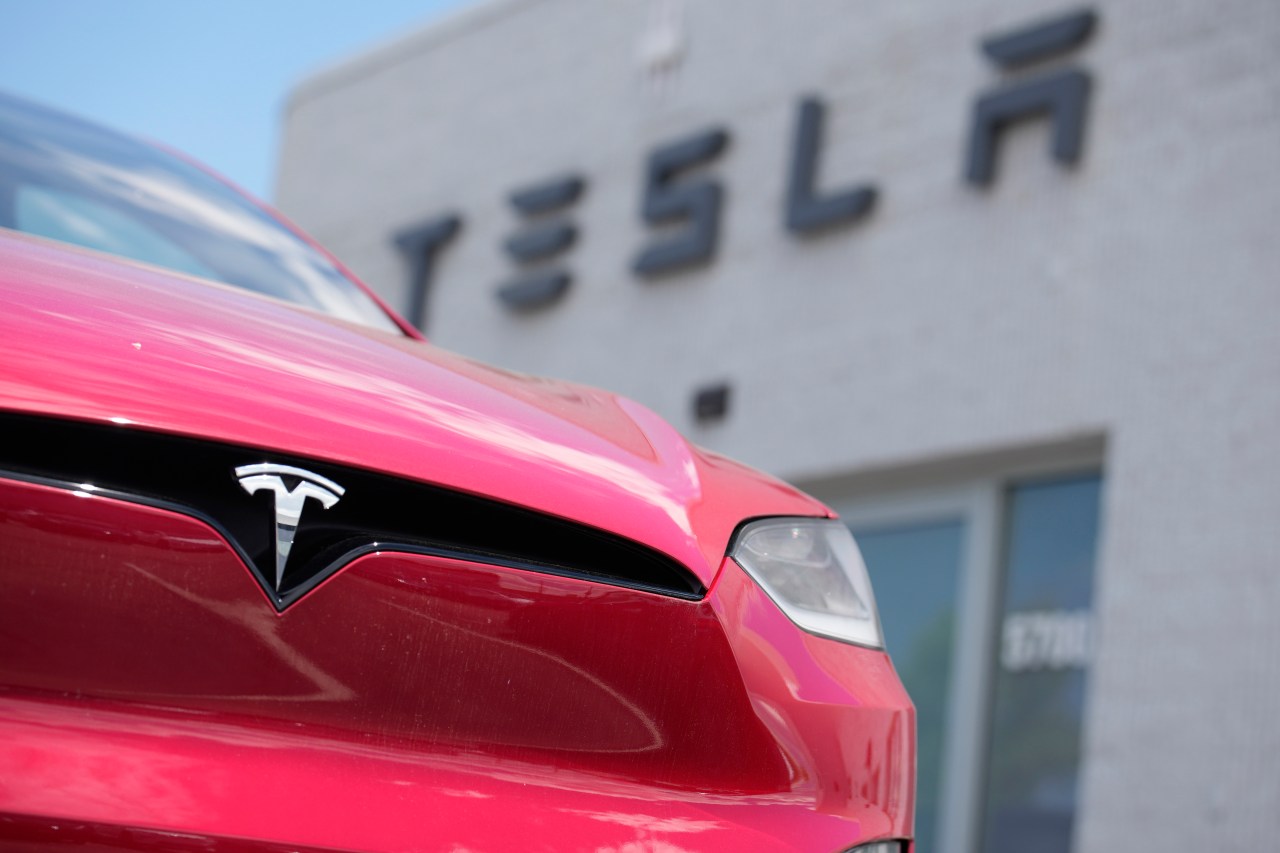 Tesla slashes prices amid slumping sales [Video]