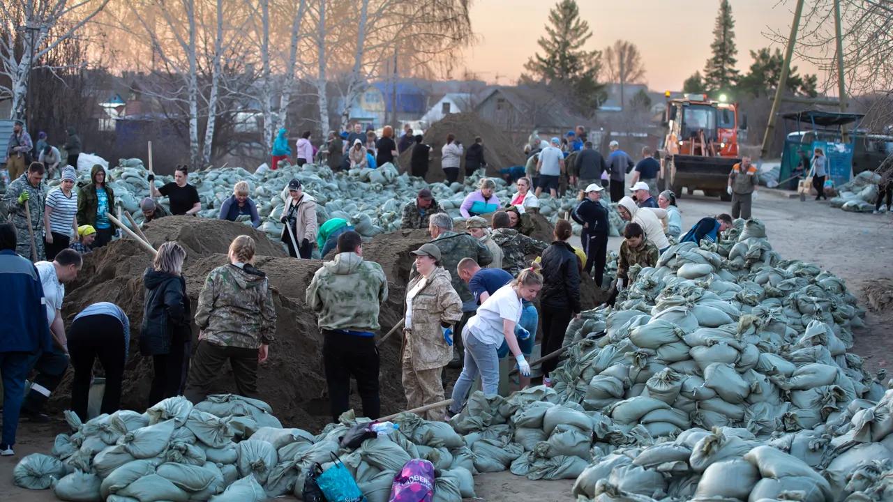 Thousands in central Russia plagued by flooding as rivers start to recede [Video]