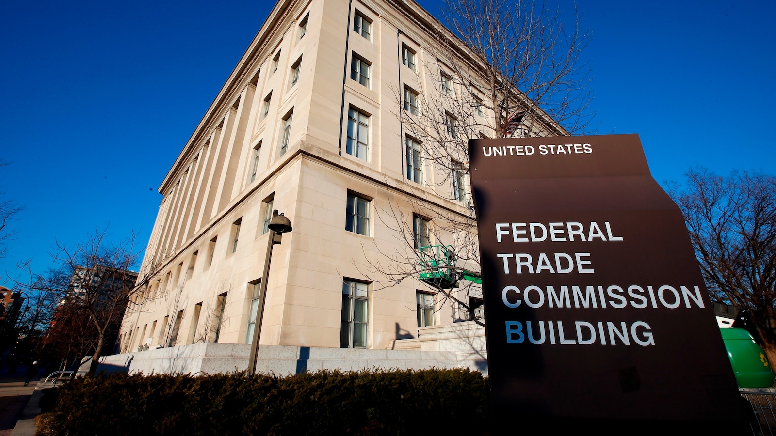 FTC bans noncompete agreements for many Americans but legal battle looms that would delay change [Video]