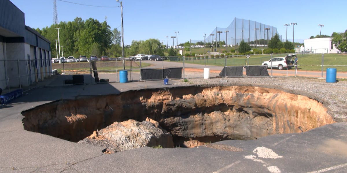 Its hard: Massive sinkhole craters Mooresville business owners dream [Video]