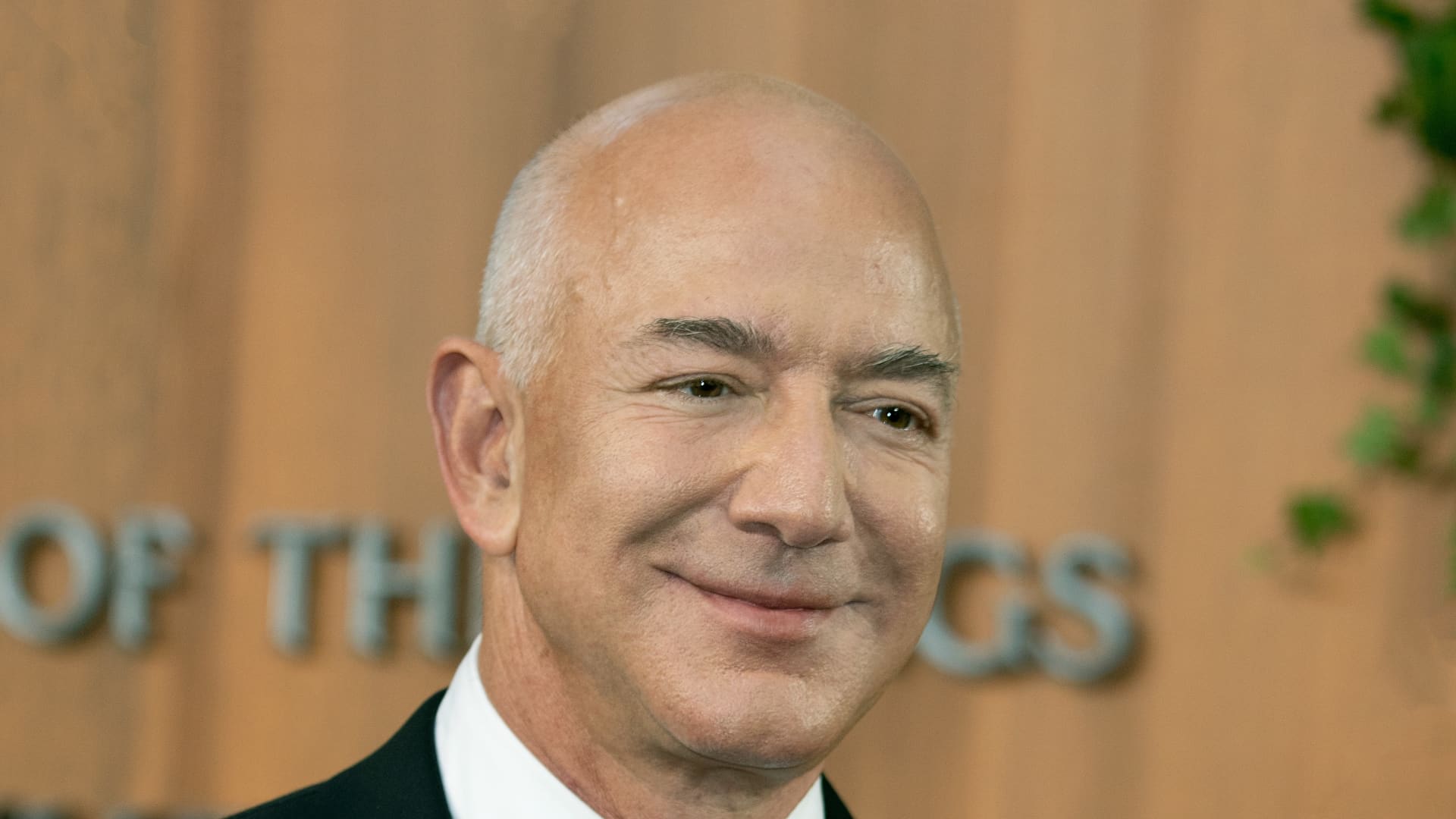Why Jeff Bezos morning routine includes scrolling, dragging his feet [Video]