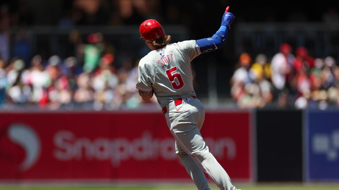 Stott and Realmuto homer, Walker makes a slick play as the Phillies win 8-6 to sweep the Padres [Video]