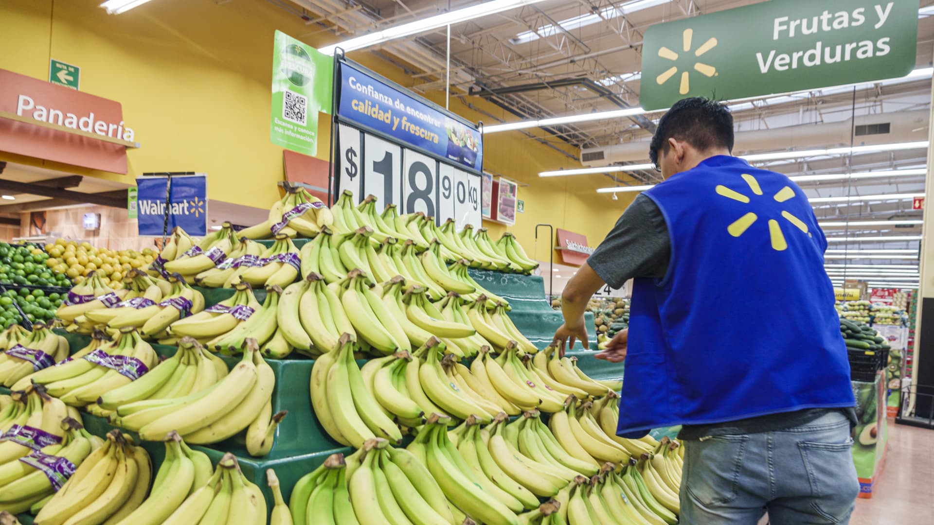 A new Walmart in-store AI is giving employees advice on how to sell [Video]