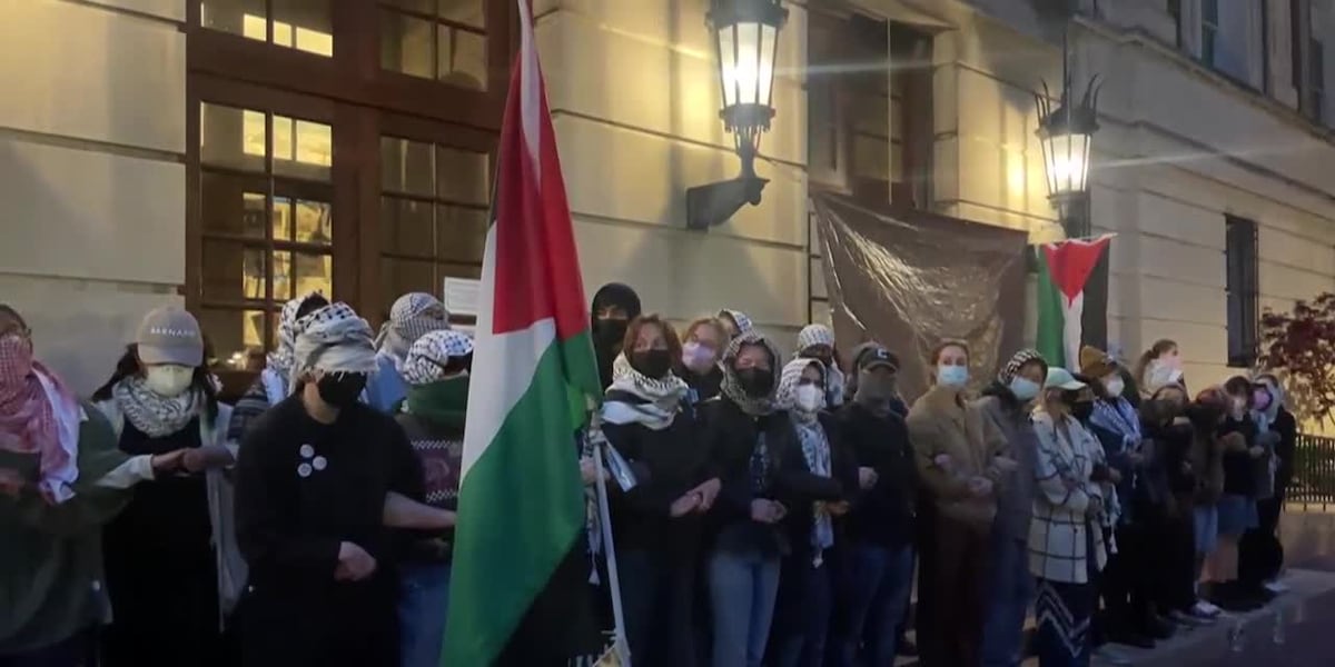 RAW: Pro-Palestine protesters at Columbia University form human chain [Video]