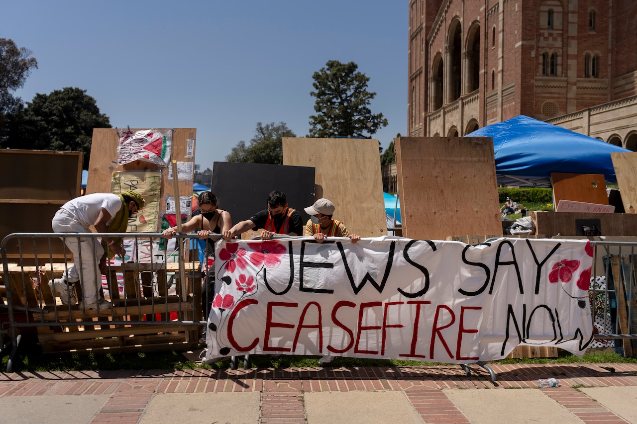Pro-Palestinian and pro-Israeli demonstrators clash at UCLA, drawing police [Video]