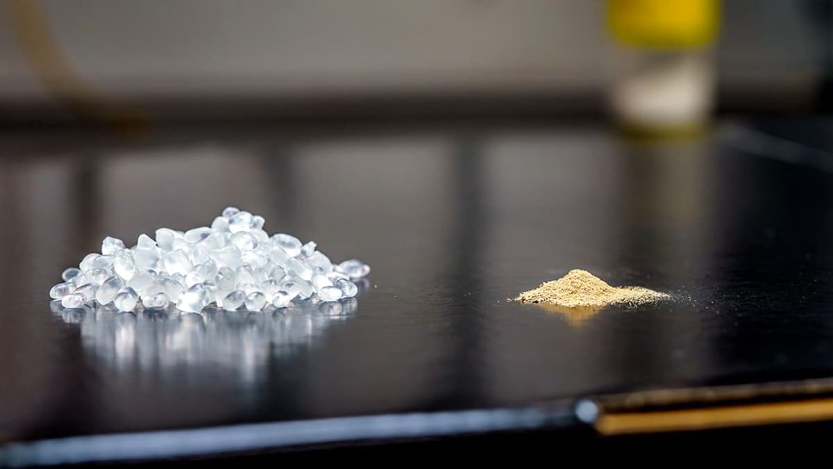 Researchers Develop a Plastic That Digests Itself [Video]