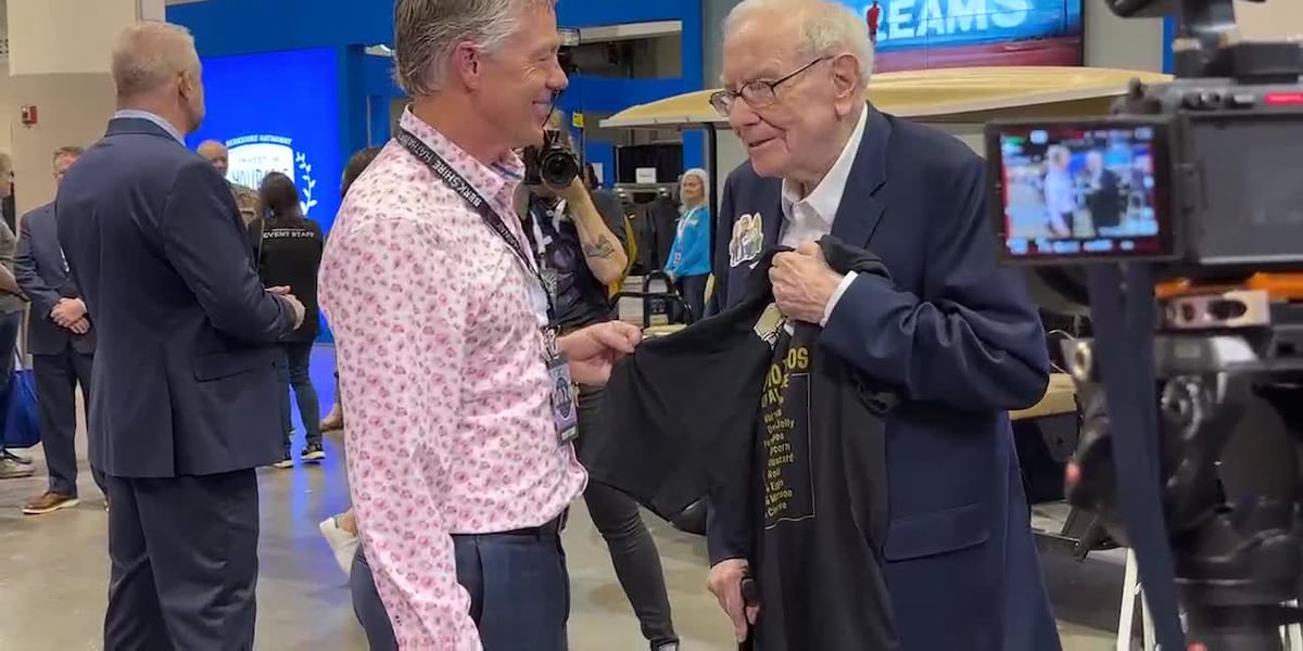 RAW VIDEO: Warren Buffett stops by Berkshire Hathaway event
