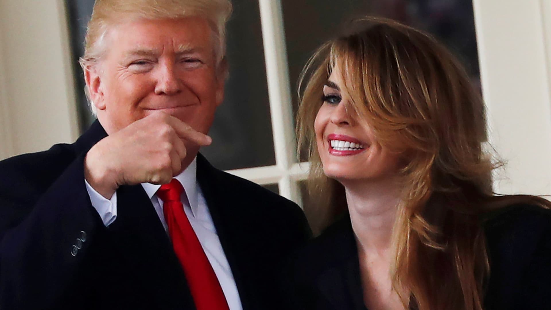 Former top aide Hope Hicks cries as cross-examination begins [Video]