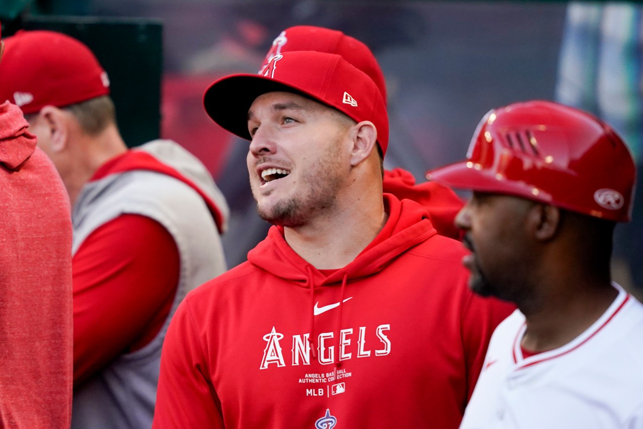 Angels star outfielder Mike Trout has knee surgery. Team expects 3-time MVP to return this season. | KLRT [Video]