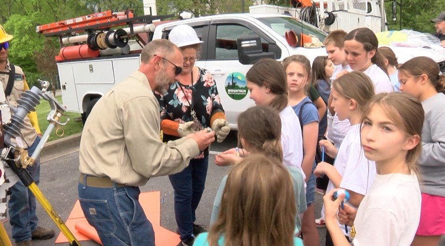 Cloudland Elementary students explore career options at Career on Wheels [Video]