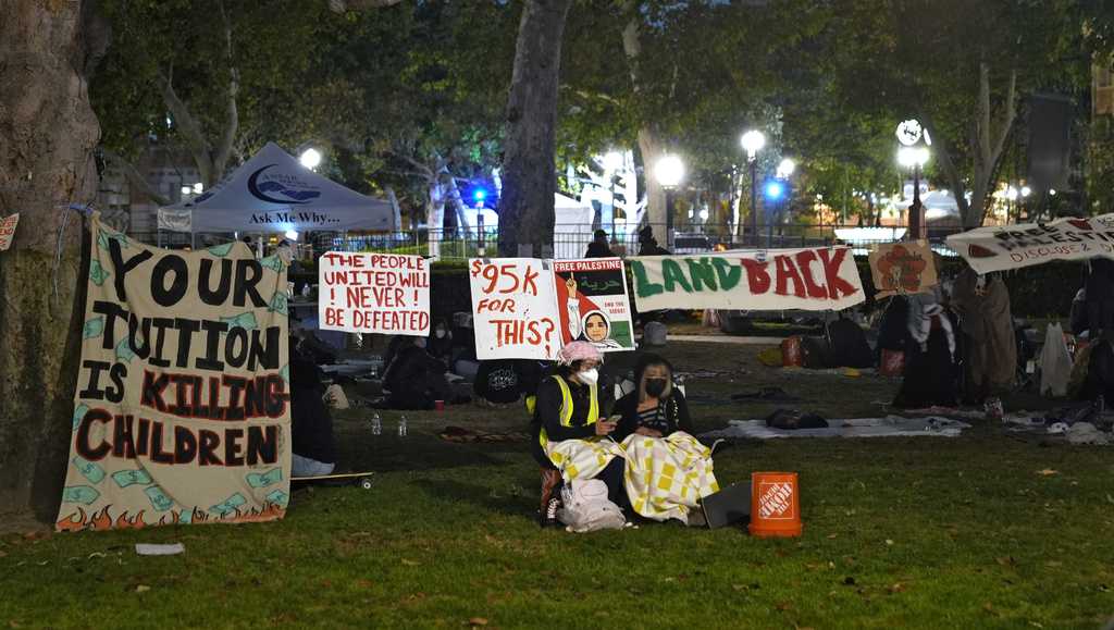 Pro-Palestinian protesters at USC comply with school order to leave their encampment [Video]