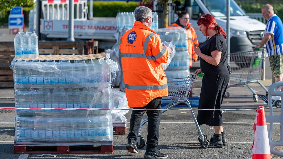 More than 32,000 homes, schools, leisure centres and theatres are STILL without water three days after a vital pipe burst in dense woodland – forcing families to queue for three hours for bottles [Video]