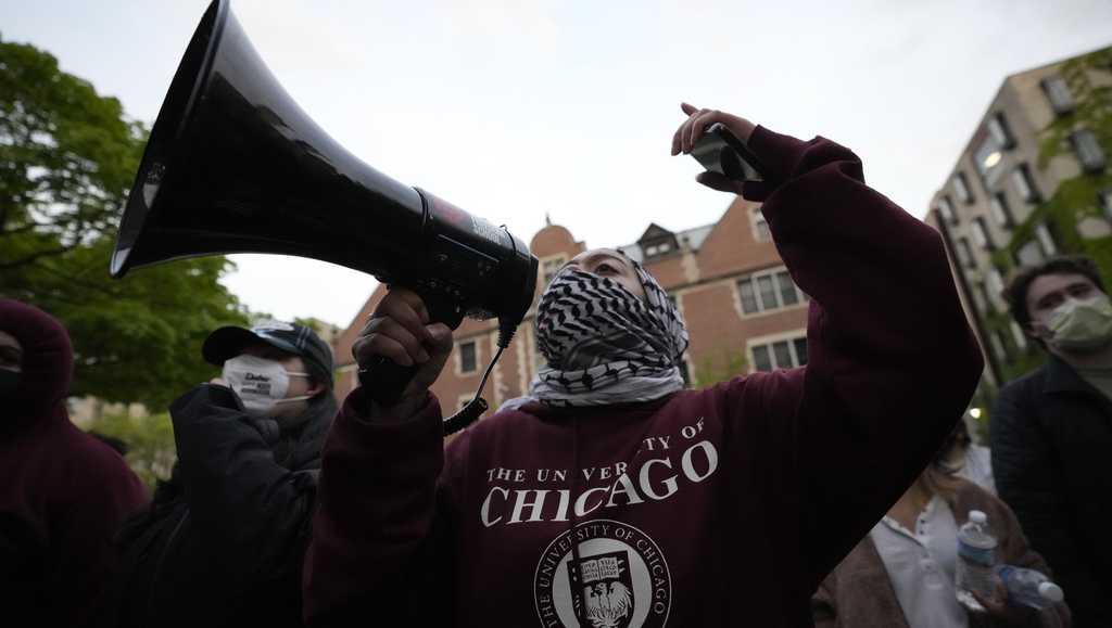 University of Chicago clears a pro-Palestinian demonstration as MIT confronts a new encampment [Video]