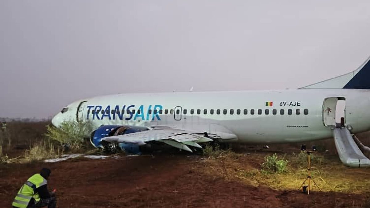 Boeing 737: Plane skids off runway in Senegal, tyre bursts in Turkey | Aviation News [Video]