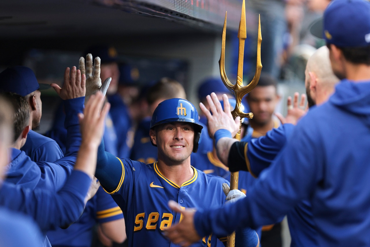 Dylan Moore sets career high with 5 RBIs to help Mariners topple Athletics 8-1 [Video]
