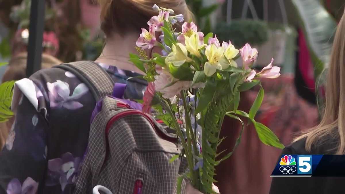 Hundreds gather on Church St. to create bouquets for Mother’s Day [Video]