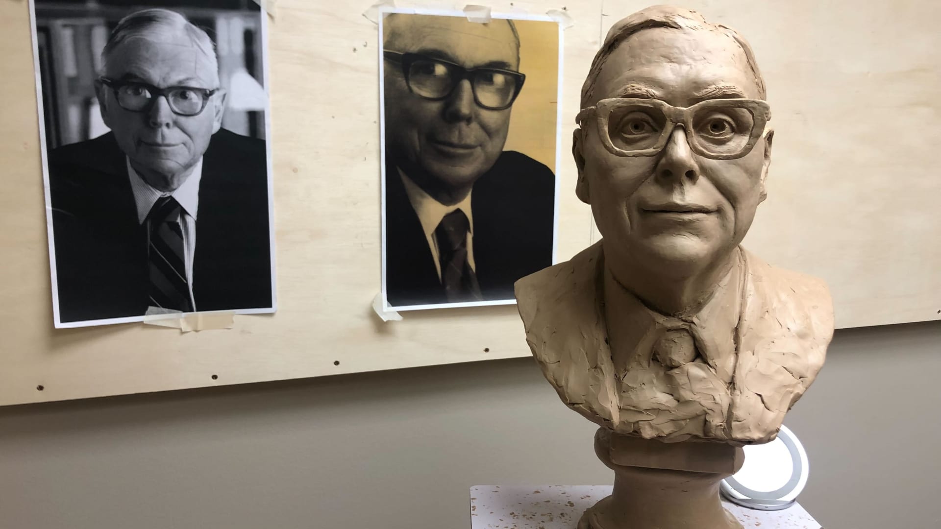 Bronze bust of the late Charlie Munger wowed crowd in Omaha at Berkshire meeting [Video]