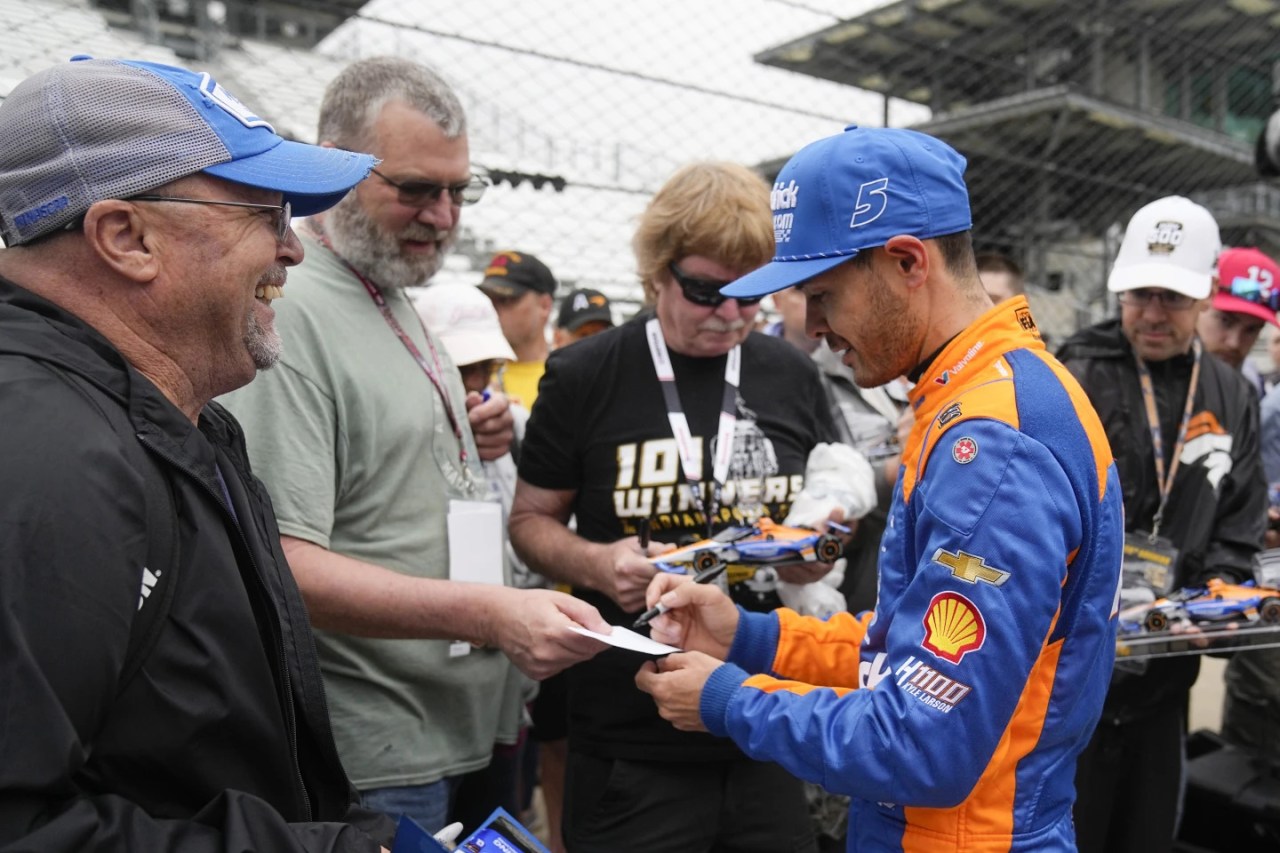 Kyle Larson off to wet and rocky start in quest to complete Indy 500 and NASCAR double [Video]