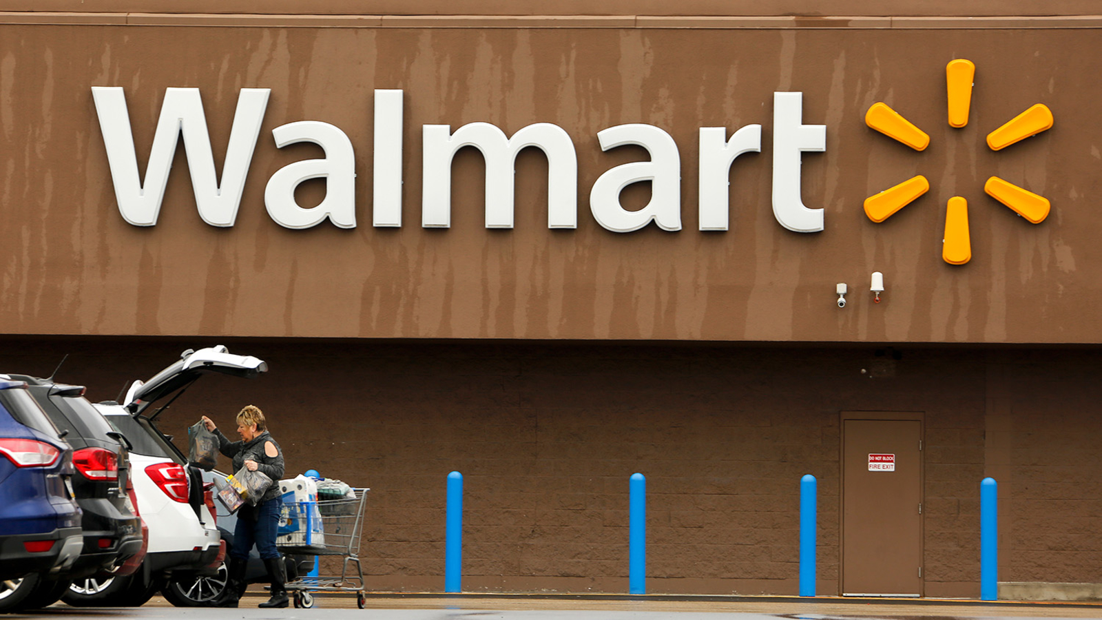 Walmart lays off hundreds of employees and requires others to relocate to work back in office [Video]