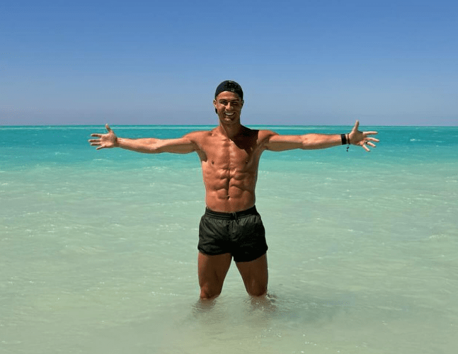 Cristiano Ronaldo above Lionel Messi and Kylian Mbappe on rich list and could widen gap with luxury hotel plan with Georgina Rodriguez [Video]