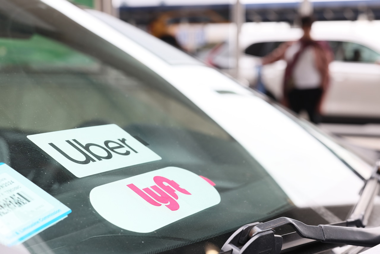 Some regional airports ban rideshares. This N.J. spot renewed its contract with Uber, Lyft. [Video]