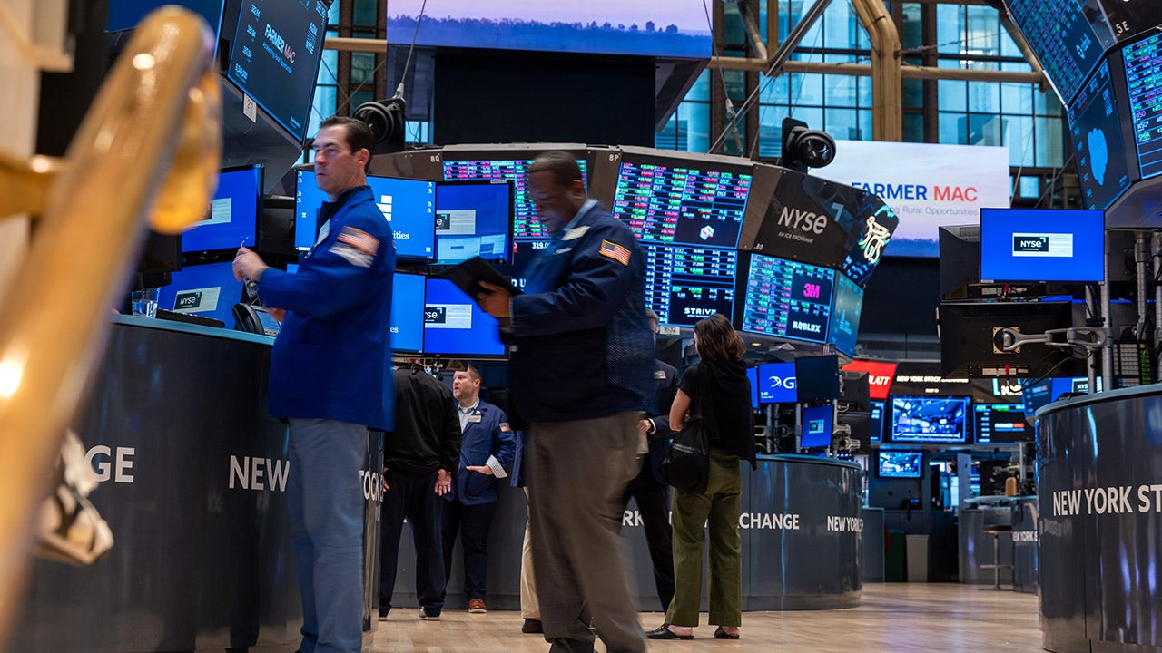Dow hits 40,000 for first time [Video]