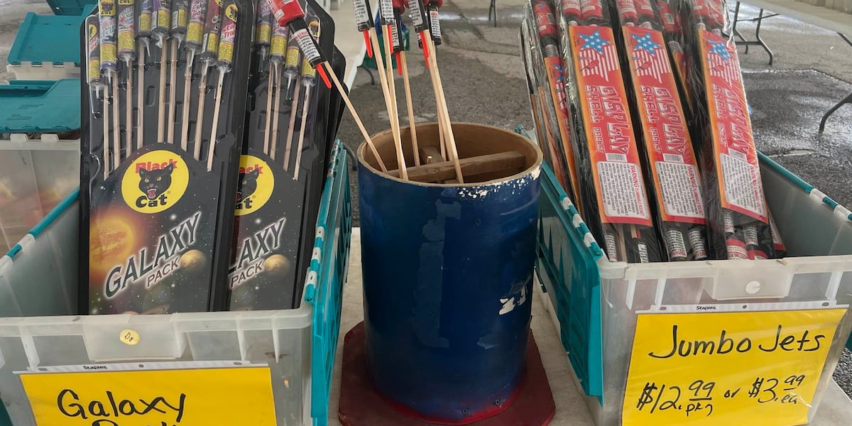 Fireworks stands prepare for first day of firework sales in Missouri [Video]