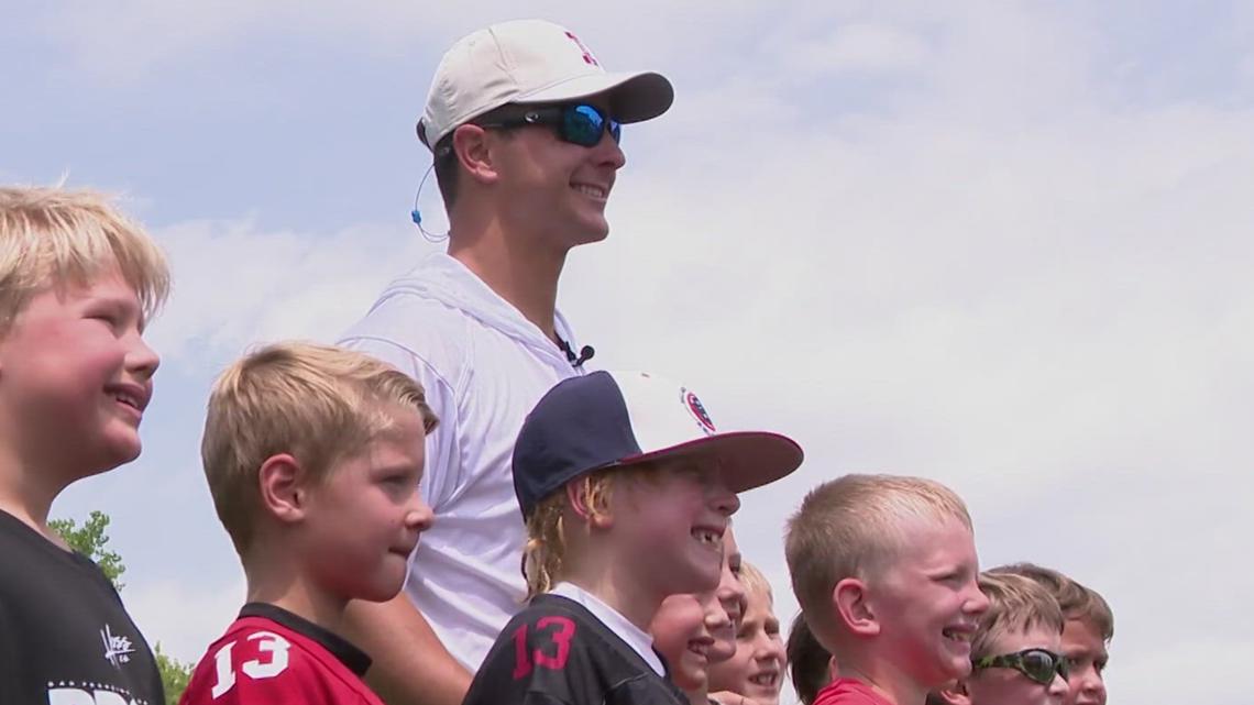 Brock Purdy returns to Ames, Iowa for youth football camp [Video]