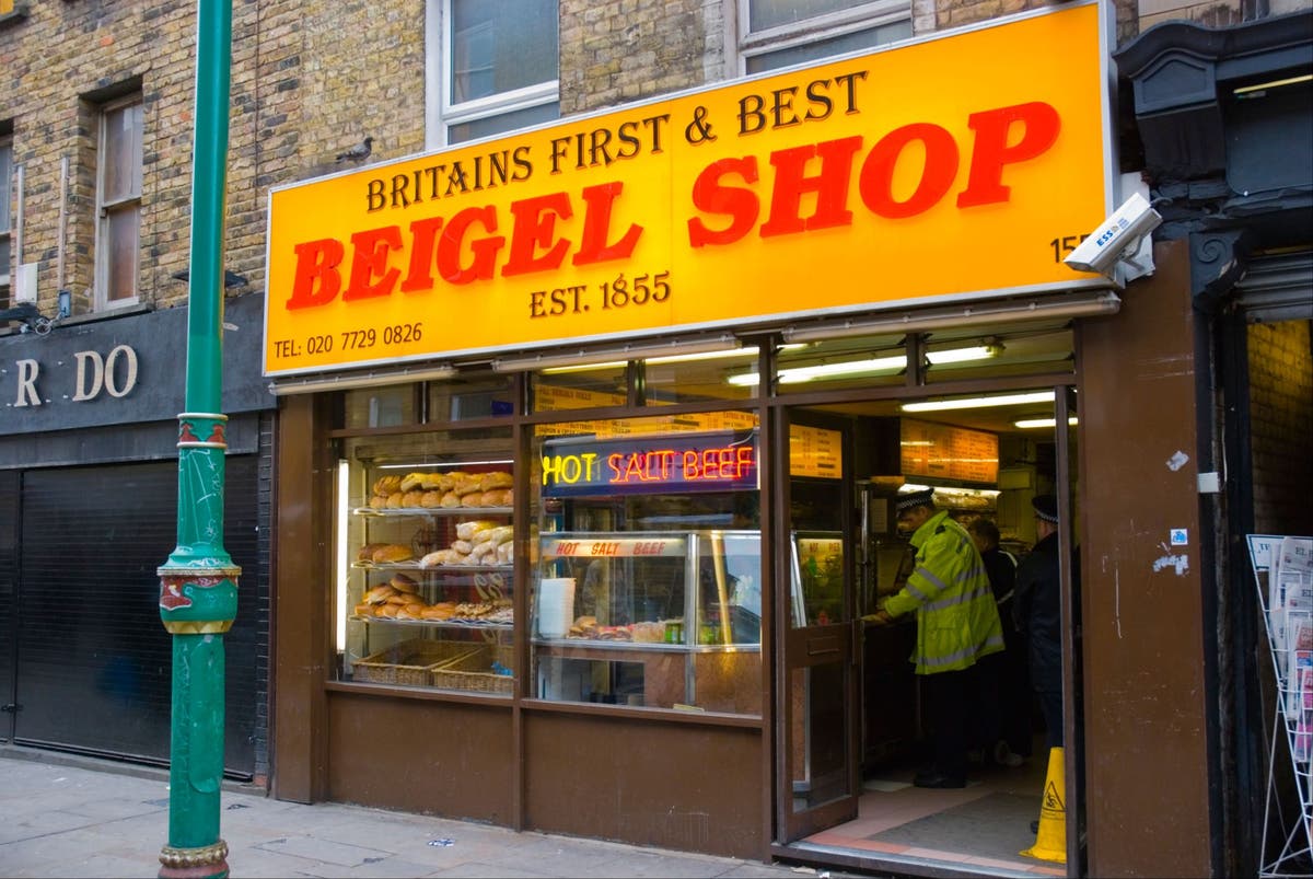 Famous Brick Lane Beigel Shop to re-open after ‘family dispute’ causes mystery closure [Video]