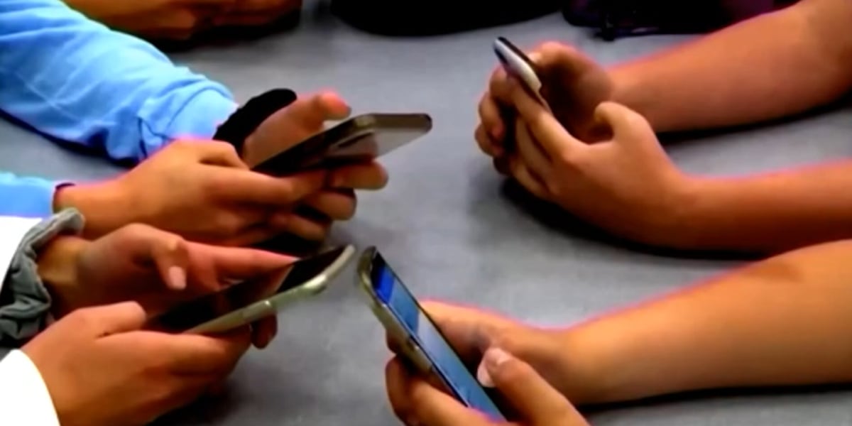 Apache Junction Unified School District bans cell phones in the classroom for upcoming school year [Video]